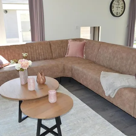 Schaelsbergerbosch- 2 Bath Fireplgarde *